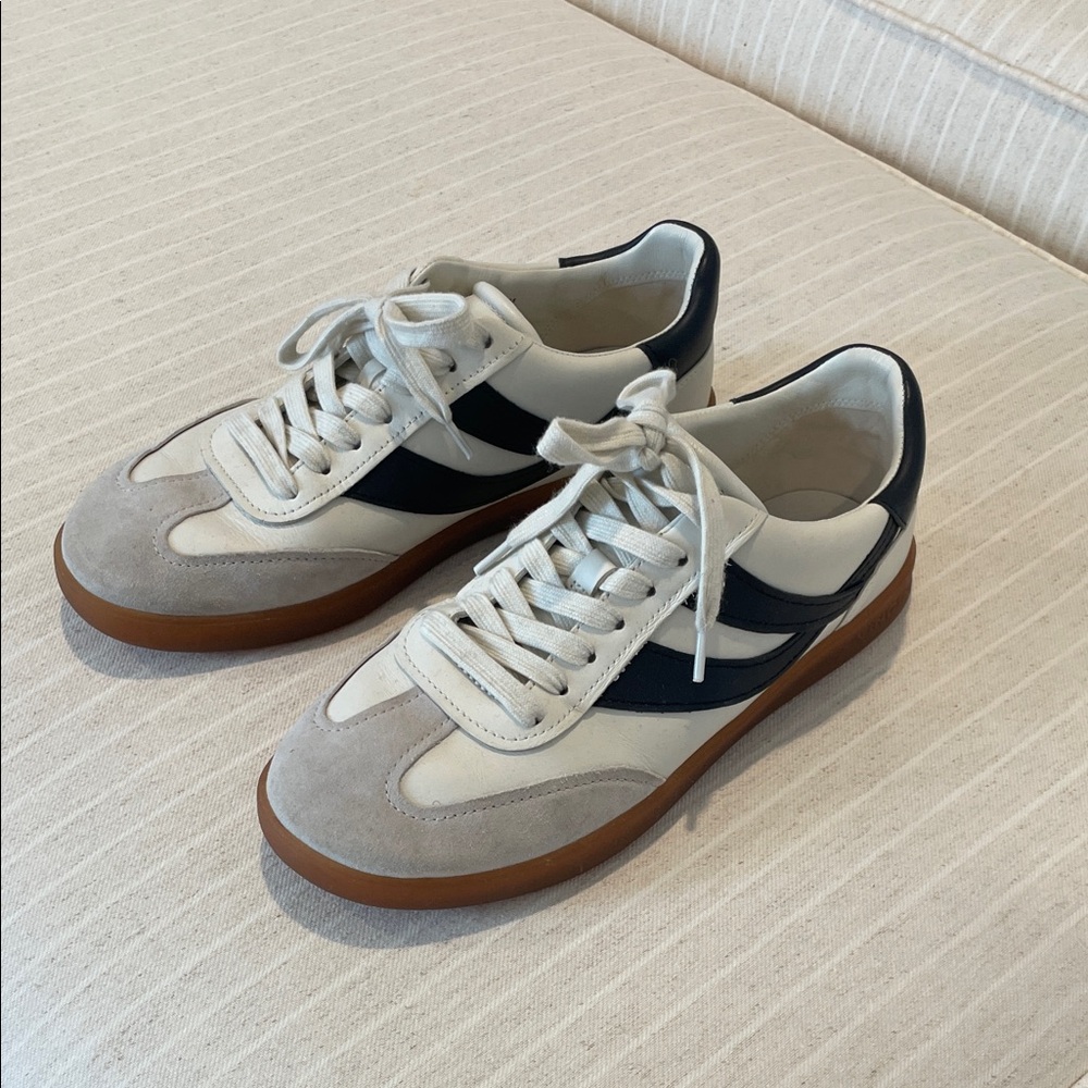 Vince gender neutral oasis sneaker size US Women’s 8 black and white